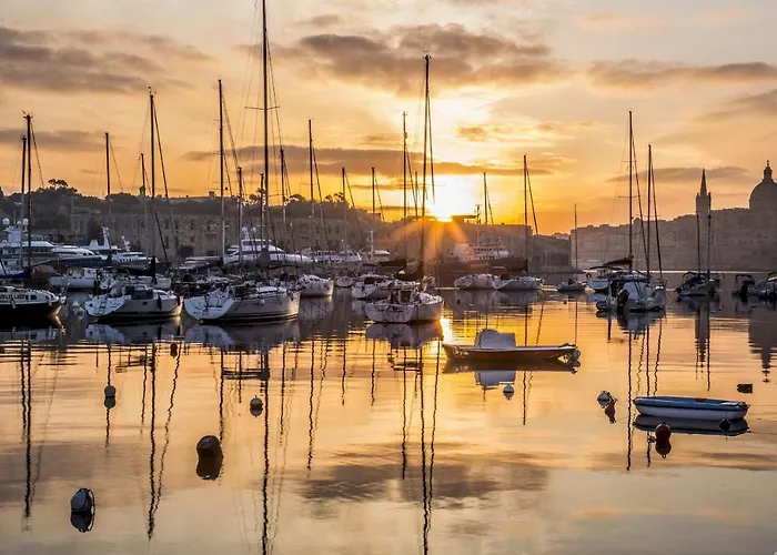 Contemporary Retreat In Prime Area *