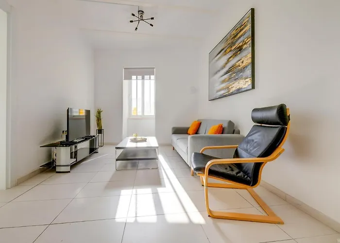 Contemporary Retreat In Prime Area