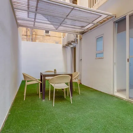 Contemporary Retreat In Prime Area