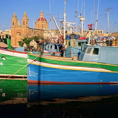 Contemporary Retreat In Prime Area * Слима