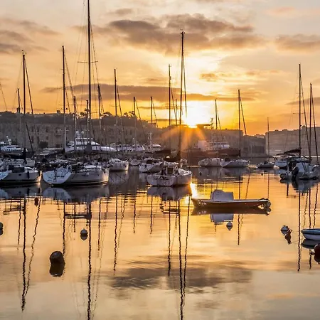 Contemporary Retreat In Prime Area *