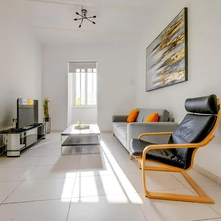 Contemporary Retreat In Prime Area